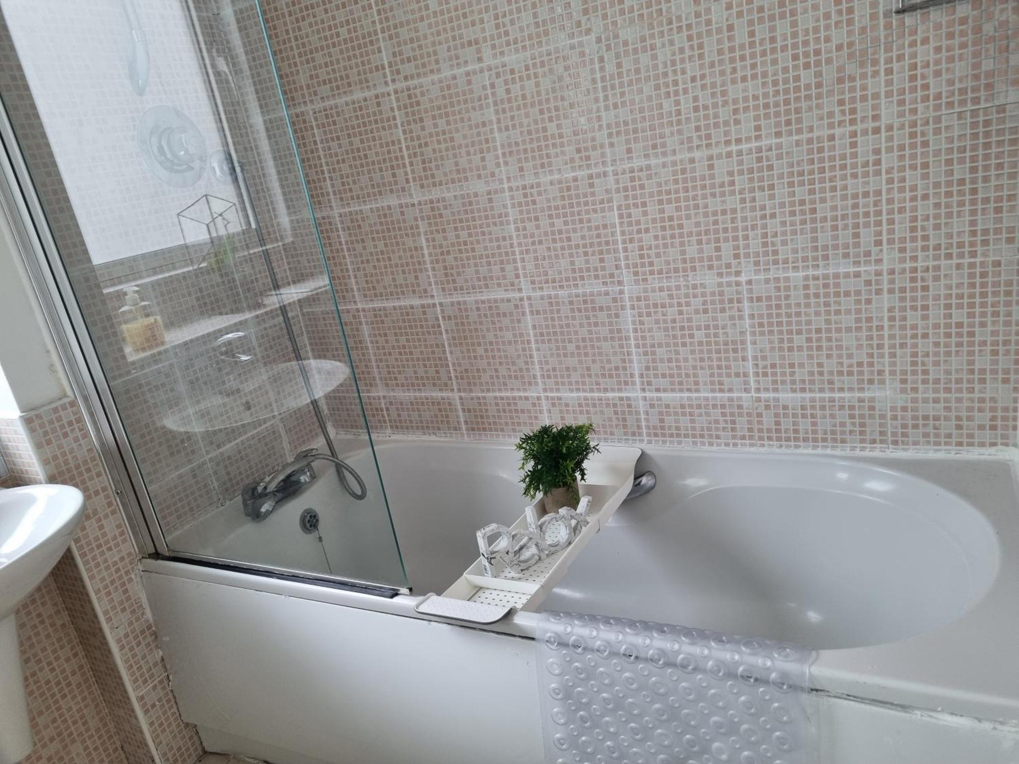 Deluxe Apartment Sleeps Up To 6 Лестър Екстериор снимка