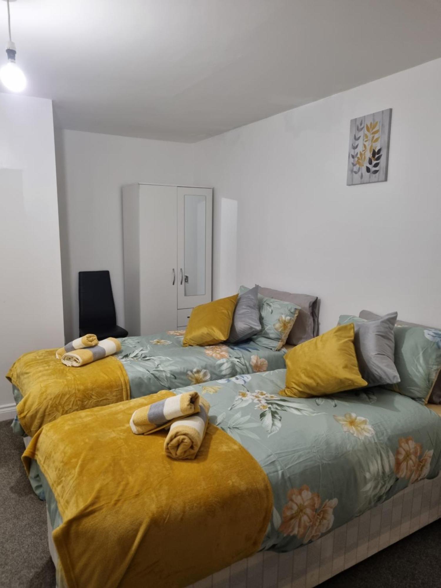Deluxe Apartment Sleeps Up To 6 Лестър Екстериор снимка